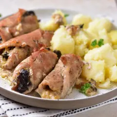 Roladki schabowe z pieczarkami, zawinięte w boczek, podane z ziemniakami i natką pietruszki. Pyszny obiad gotowy!