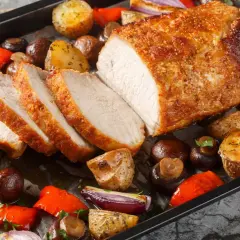 Pieczony schab z chrupiącą skórką, podany z ziemniakami, pieczarkami i papryką. Idealny na obiad, dzięki marynacie do schabu.