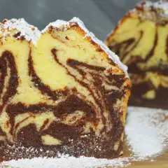 Wilgotna babka marmurkowa z pięknymi wzorami. Idealna na deser, posypana cukrem pudrem.