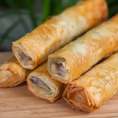 Chrupiące roladki z ciasta filo, idealne na przekąskę. Wiele inspirujących ciasto filo przepisy znajdziesz w internecie.