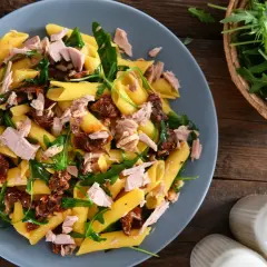 Penne z tuńczykiem, rukolą i słodkimi, suszonymi pomidorami. Pyszna sałatka pełna smaku.