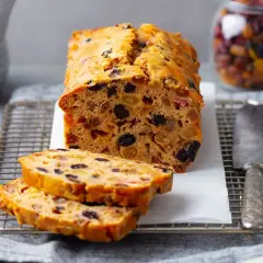 Pyszny keks Ani gotuje się w piekarniku, pełen bakalii. Pokrojone plastry kuszą aromatem.