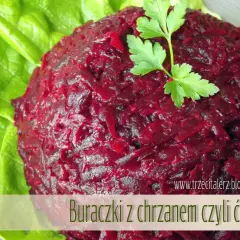 Buraczki z chrzanem, czyli ćwikła, podane na liściach sałaty, ozdobione natką pietruszki.