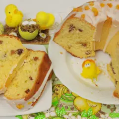 Pyszna, luksusowa babka drożdżowa z bakaliami, ozdobiona lukrem i kandyzowaną skórką. Idealna na Wielkanoc, jak sugerują urocze kurczaczki i pisanki.