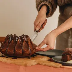 Babcia Ania gotuje pyszny, czekoladowy babko drożdżowe. Kroi pierwszy kawałek, by podzielić się nim z bliskimi.