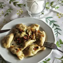 Pyszne pierogi z boczkiem i cebulką, idealne na obiad. Ten przepis na pierogi to klasyka polskiej kuchni.