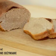Chleb na zakwasie, pokrojony na kromki, leży na desce. Idealny do zdrowego śniadania.