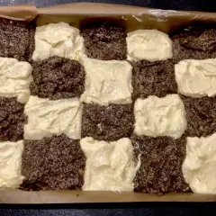 Seromakowiec Ani gotuje się w blaszce, tworząc szachownicę z ciemnego ciasta makowego i jasnego serowego.