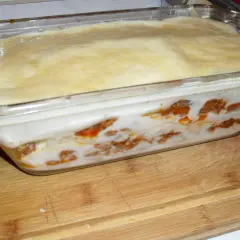 Gotowa do pieczenia lasagne z mięsem mielonym w szklanym naczyniu. Prosty przepis na pyszny obiad.