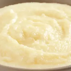 Gładka, kremowa kasza manna w miseczce. Idealna na śniadanie, prosty kasza manna przepis.