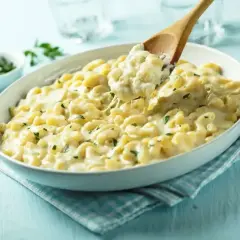 Kremowe mac and cheese z ziołami, nabierane drewnianą łyżką. Idealne na pocieszenie.
