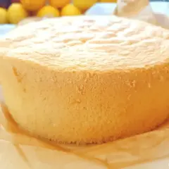 Puszysty biszkopt na dużą blachę, idealny do tortu. Jego lekka struktura zapowiada pyszne wypieki.