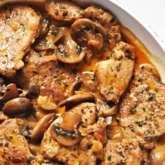 Polędwiczki wieprzowe pieczone w sosie z pieczarkami, jak u Ani Gotuje. Pyszne i aromatyczne danie.