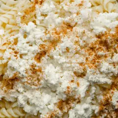 Fusilli makaron z twarogiem i cynamonem, pyszne danie na szybko.