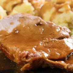 Soczysta karkówka w sosie własnym, podana z purée ziemniaczanym. Idealny obiad dla całej rodziny.