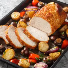 Pyszny schab po cygańsku pieczony z ziemniakami, pieczarkami, papryką i czerwoną cebulą na blasze.