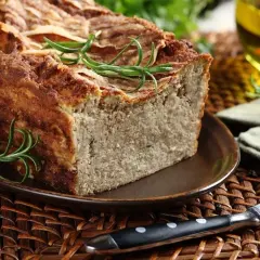 Pyszny pasztet, idealny do wielkanocnych przepisów. Aromatyczny, z gałązkami rozmarynu, czeka na świąteczny stół.