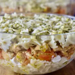 Pyszna sałatka z makaronem i kurczakiem, z pomidorami i mozzarellą, polana sosem pesto. Idealna na letnie dni.