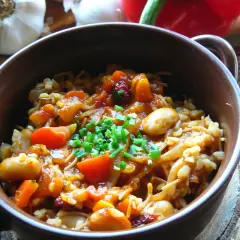 Pyszna kasza bulgur z warzywami: fasolka, pomidory, marchewka i cebulka, posypana szczypiorkiem.