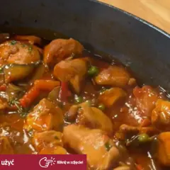 Pyszny gulasz z indyka w sosie pomidorowym z warzywami, gotowy do podania.