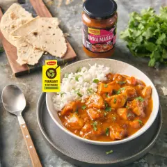 Pyszne danie z ryżem i kurczakiem w sosie tikka masala, gotowe do podania. Idealne dla miłośników indyjskiej kuchni.