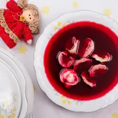 Pyszny barszcz czerwony z uszkami, idealny na Wigilię. Ten barszcz czerwony przepis to sekret babci.