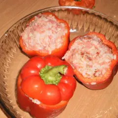 Papryka faszerowana surowym mięsem mielonym i ryżem, gotowa do pieczenia.