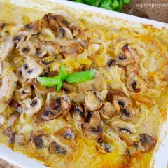 Schab w plastrach pieczony w piekarniku z pieczarkami i serem, zapieczony w kremowym sosie.