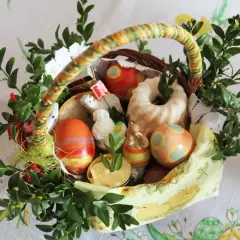 Koszyczek wielkanocny z barankiem, pisankami i babką, gotowy do święcenia.