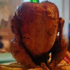 Pieczony kurczak na butelce z ziemniakami i papryką.