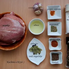 Soczysta szynka pieczona w rękawie z czosnkiem, majerankiem, jałowcem, liśćmi laurowymi, zielem angielskim, kminkiem, solą, pieprzem i papryką.