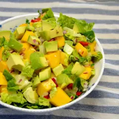 Kolorowa sałatka z mango, awokado, sałatą i czerwoną cebulą. Idealna na letnie dni.