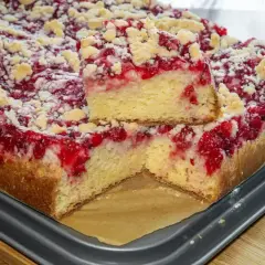 Puszyste ciasto drożdżowe z malinami i kruszonką. Idealne na letnie popołudnie, gdy szukasz sprawdzonego ciasto drożdżowe przepis.