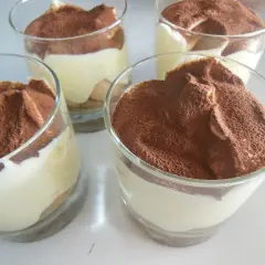 Deser w pucharkach, warstwy biszkoptów i kremu, posypany kakao. Idealny, gdy zastąpić mascarpone.