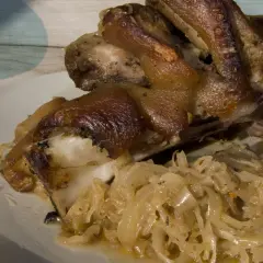 Soczysta golonka w kapuście, pieczona do perfekcji, z chrupiącą skórką. Pyszne danie polskie.