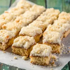 Szybkie ciasto na niedzielę do kawy, pokrojone w kostkę, z kruszonką i dżemem. Idealne na leniwe popołudnie.