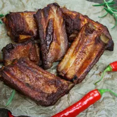 Soczyste żeberka w coli, pieczone do perfekcji, podane z sosem i papryczkami chili.