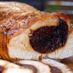 Soczysty schab ze śliwką, pieczony do perfekcji, z chrupiącą skórką i aromatycznym nadzieniem.