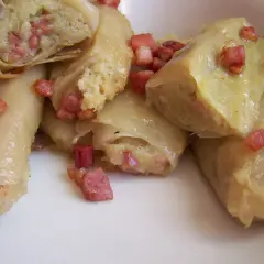 Gołąbki z ziemniakami i boczkiem, gotowe do podania. Pyszne danie, które zawsze smakuje wyśmienicie.