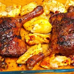 Chrupiące udka z kaczki pieczone z ziemniakami, skąpane w aromatycznym sosie. Prawdziwa uczta dla podniebienia!