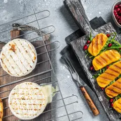 Idealny ser na grilla, lekko roztopiony, z chrupiącą skórką, podany z grillowanymi warzywami i pestkami granatu.