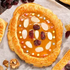 Pyszny mazurek wielkanocny przepis na słodkie święta. Kruche ciasto, karmel, migdały i bakalie.