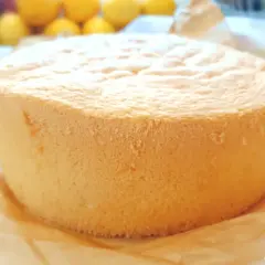 Puszysty biszkopt z olejem, idealny do tortów. W tle rozmyte cytryny.
