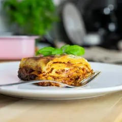 Pyszna lasagne na talerzu, idealna na jeden z 10 pomysłów na obiad. Złocisty ser i aromatyczny sos zachęcają do spróbowania.