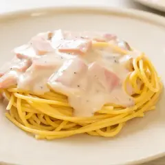 Pyszne spaghetti z kremowym sosem, kawałkami szynki i pieprzem. Prawdziwy comfort food, jak domowy mac n cheese.