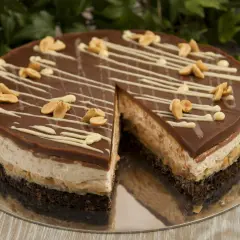 Pyszne ciasto snickers bez pieczenia z czekoladą, orzeszkami i kremem. Idealne na deser.