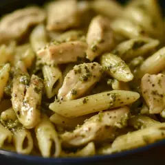 Penne z kurczakiem w sosie pesto. Aromatyczne danie, które zachwyci każdego smakosza.