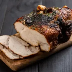 Pieczony schab, idealny na obiad. Przepis na zalewę do peklowania mięsa sprawi, że będzie soczysty i aromatyczny.