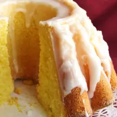 Ania gotuje babka wielkanocna. Puszysta, żółta babka z lukrem spływającym po żłobieniach.