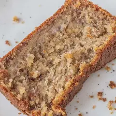 Wilgotne ciasto bananowe, idealne na podwieczorek. Ten przepis na ciasto bananowe jest prosty i szybki.